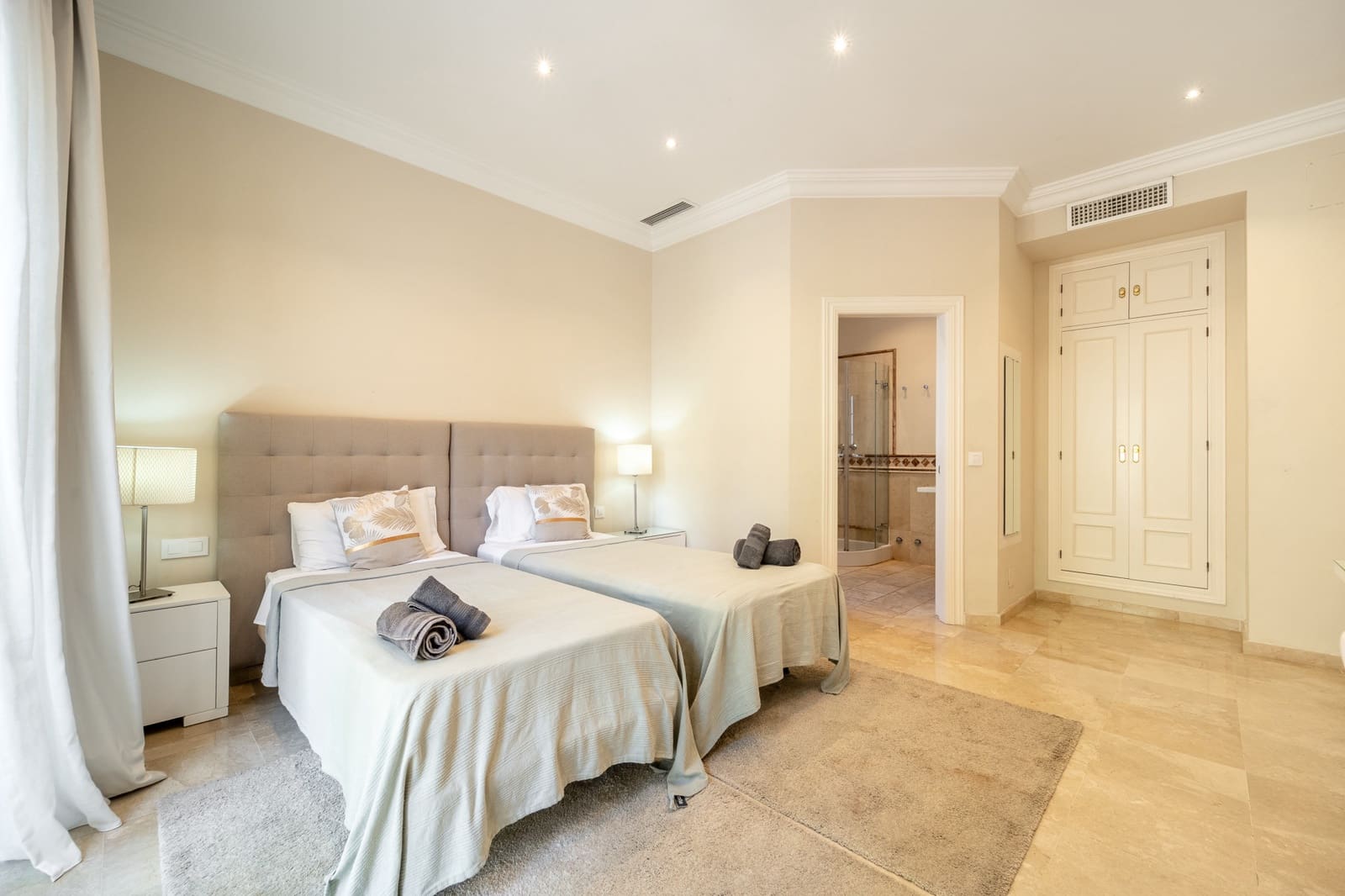4 bedroom Villa for sale in New Golden Mile with pool garage - € 1,995,000 (Ref: 10168386)