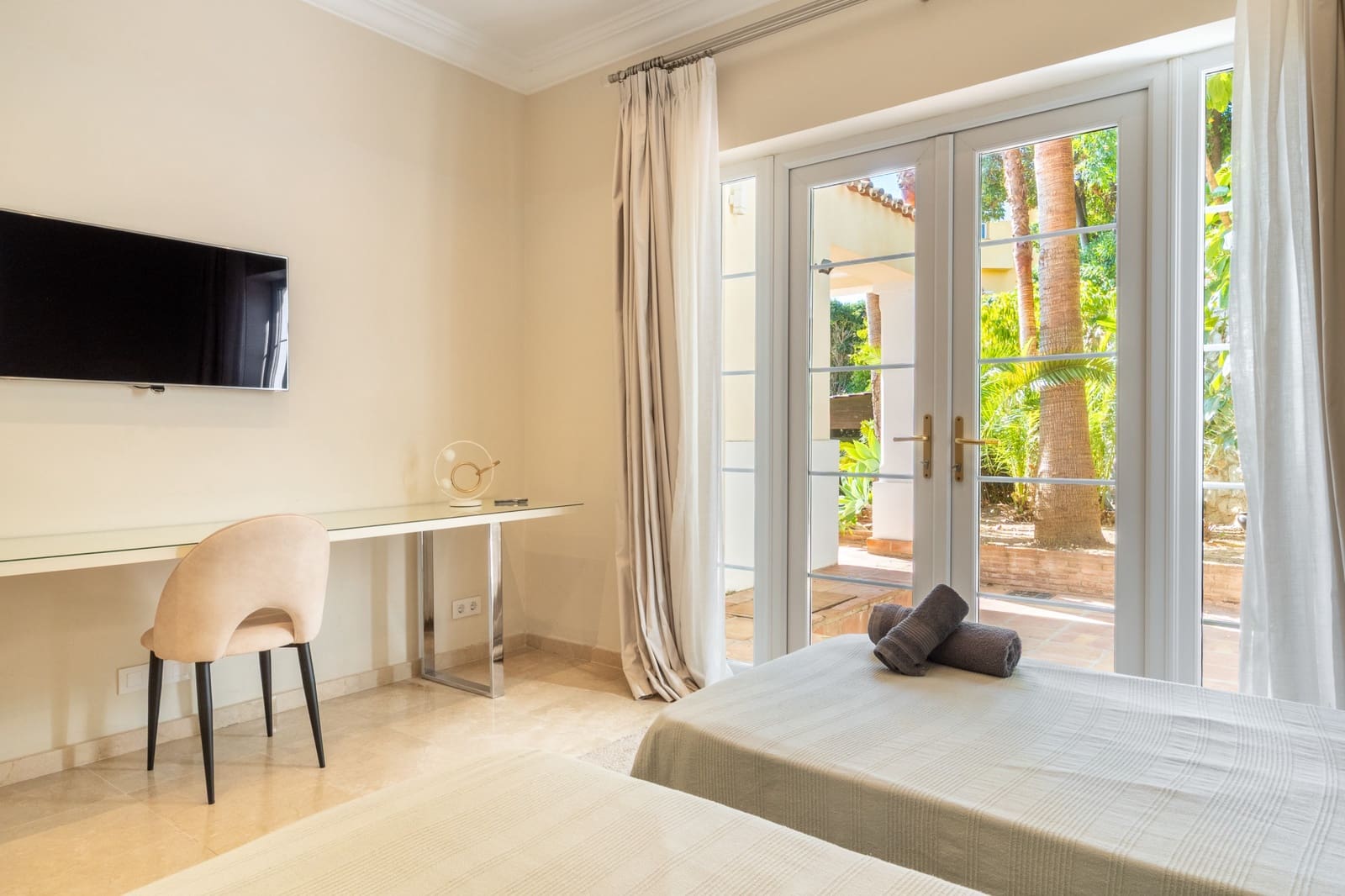 4 bedroom Villa for sale in New Golden Mile with pool garage - € 1,995,000 (Ref: 10168386)
