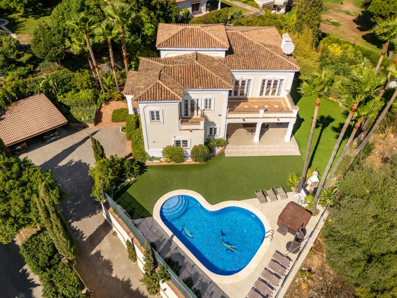 4 bedroom Villa for sale in New Golden Mile with pool garage - € 1,995,000 (Ref: 10168386)