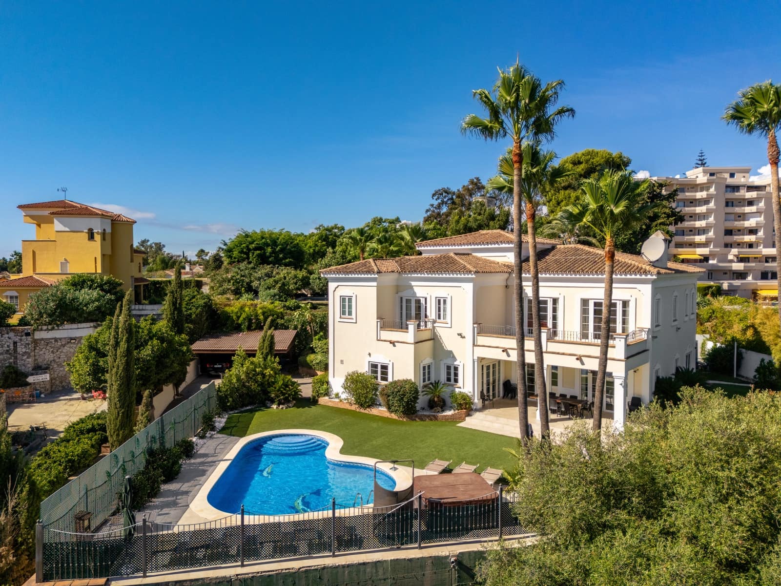 4 bedroom Villa for sale in New Golden Mile with pool garage - € 1,995,000 (Ref: 10168386)