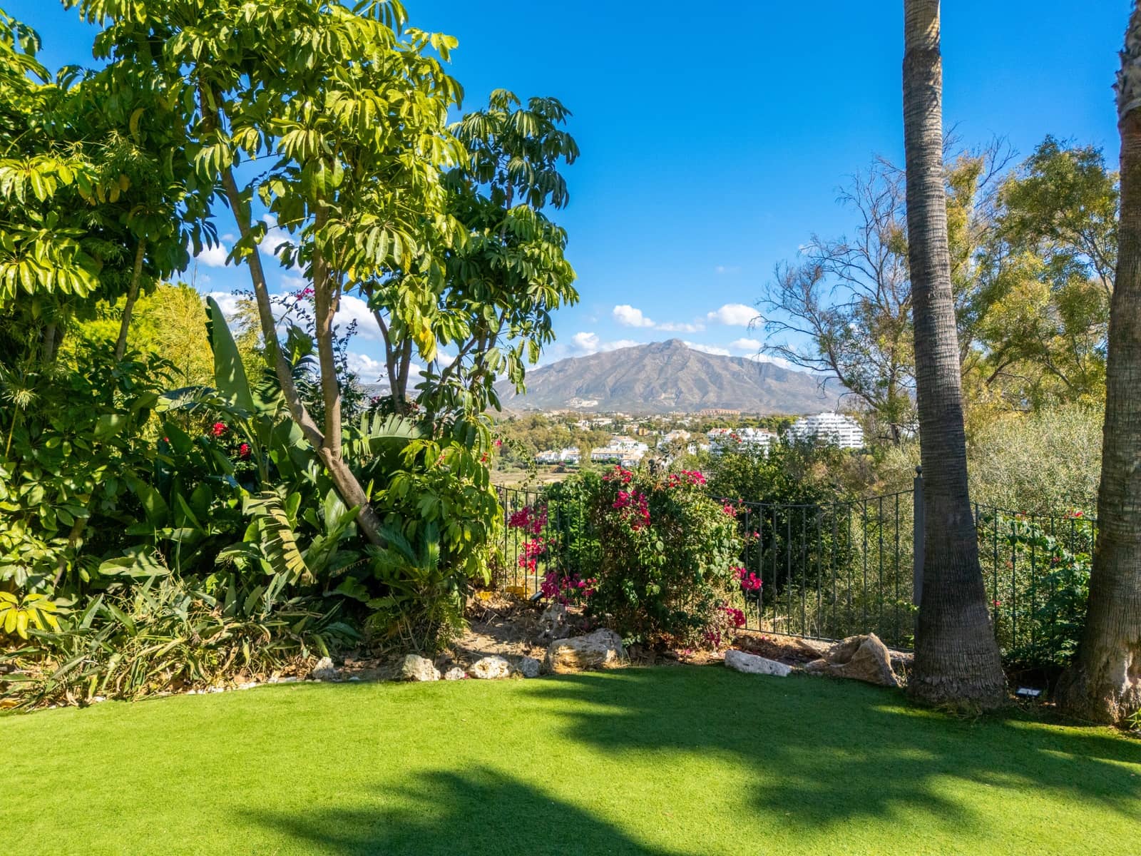 4 bedroom Villa for sale in New Golden Mile with pool garage - € 1,995,000 (Ref: 10168386)