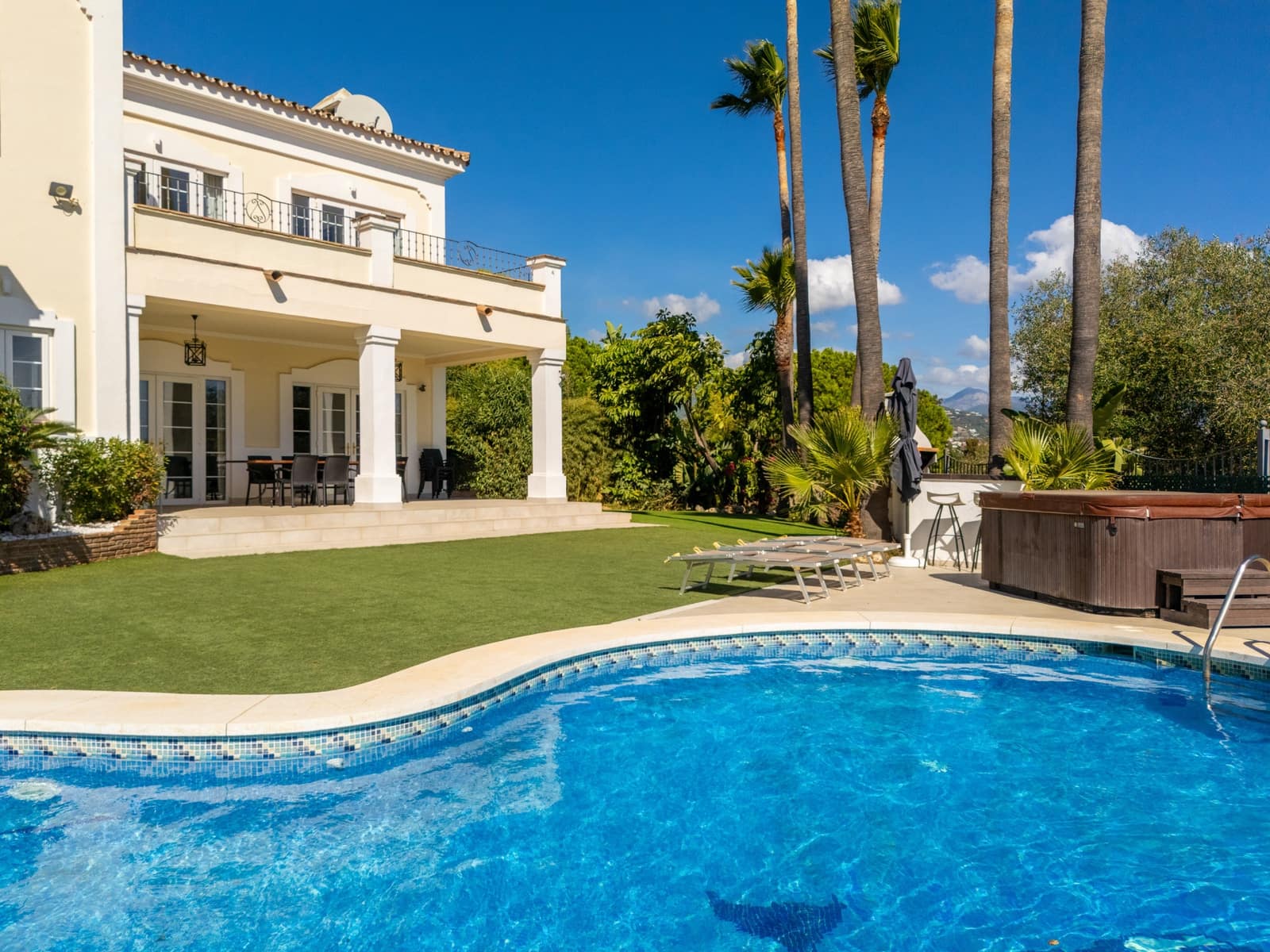 4 bedroom Villa for sale in New Golden Mile with pool garage - € 1,995,000 (Ref: 10168386)