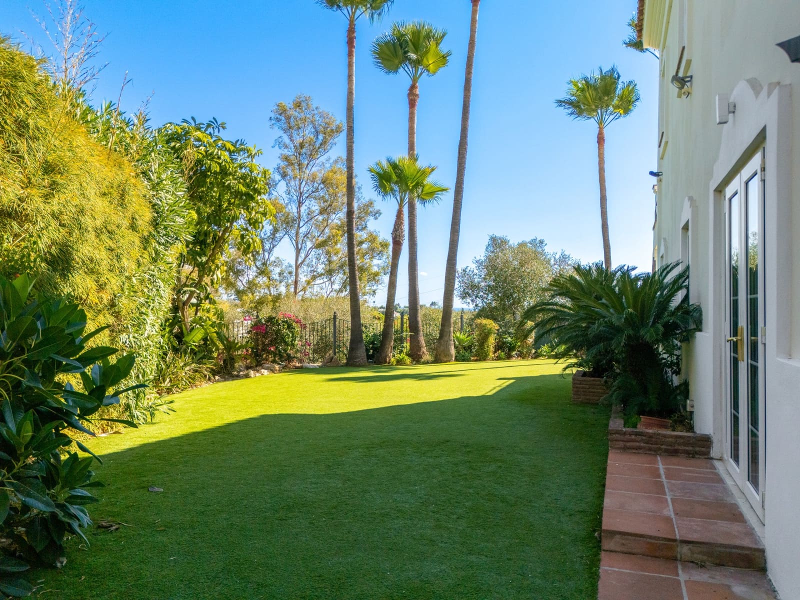 4 bedroom Villa for sale in New Golden Mile with pool garage - € 1,995,000 (Ref: 10168386)