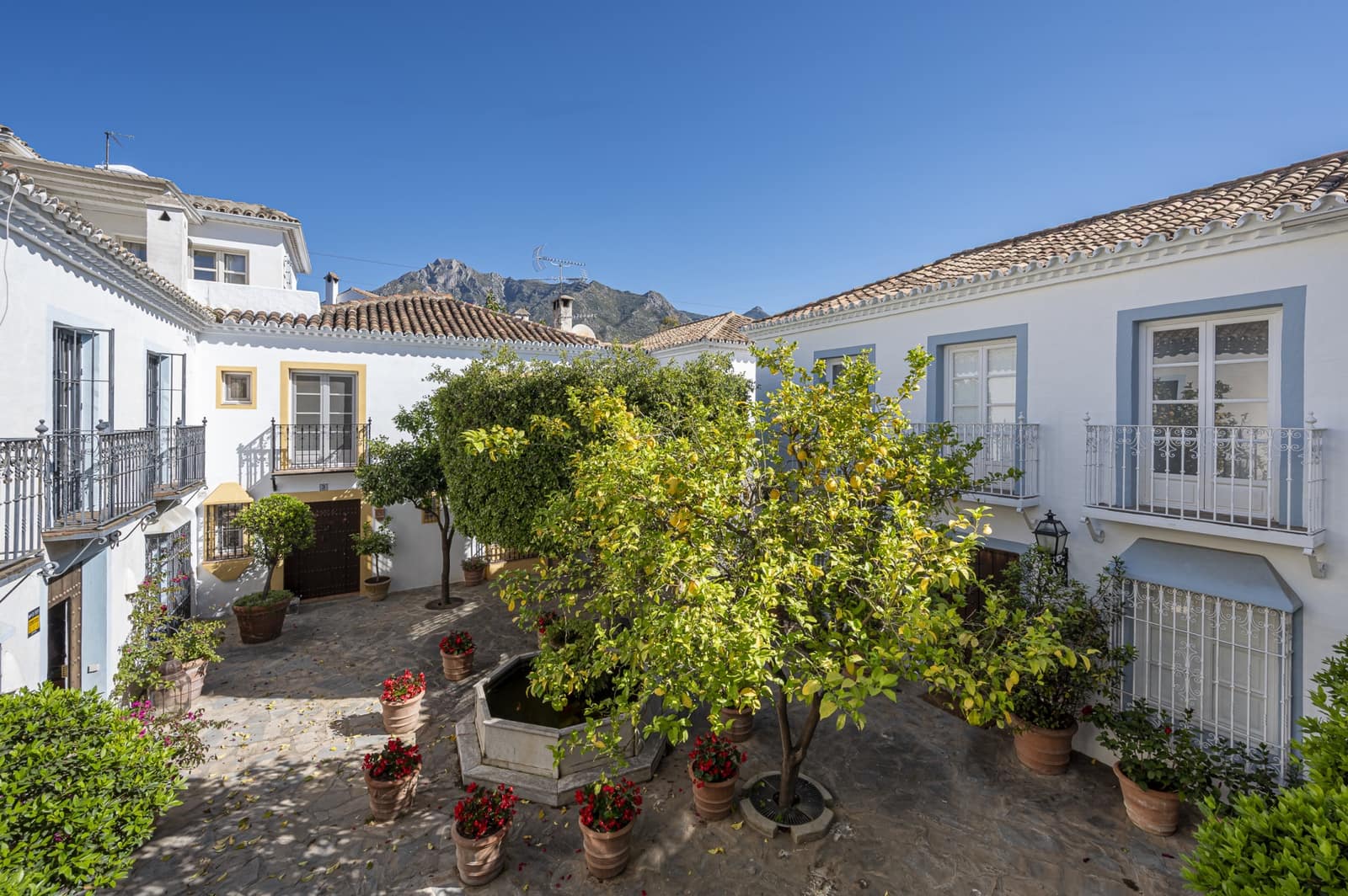3 bedroom Townhouse for sale in Marbella with garage - € 990,000 (Ref: 10171208)