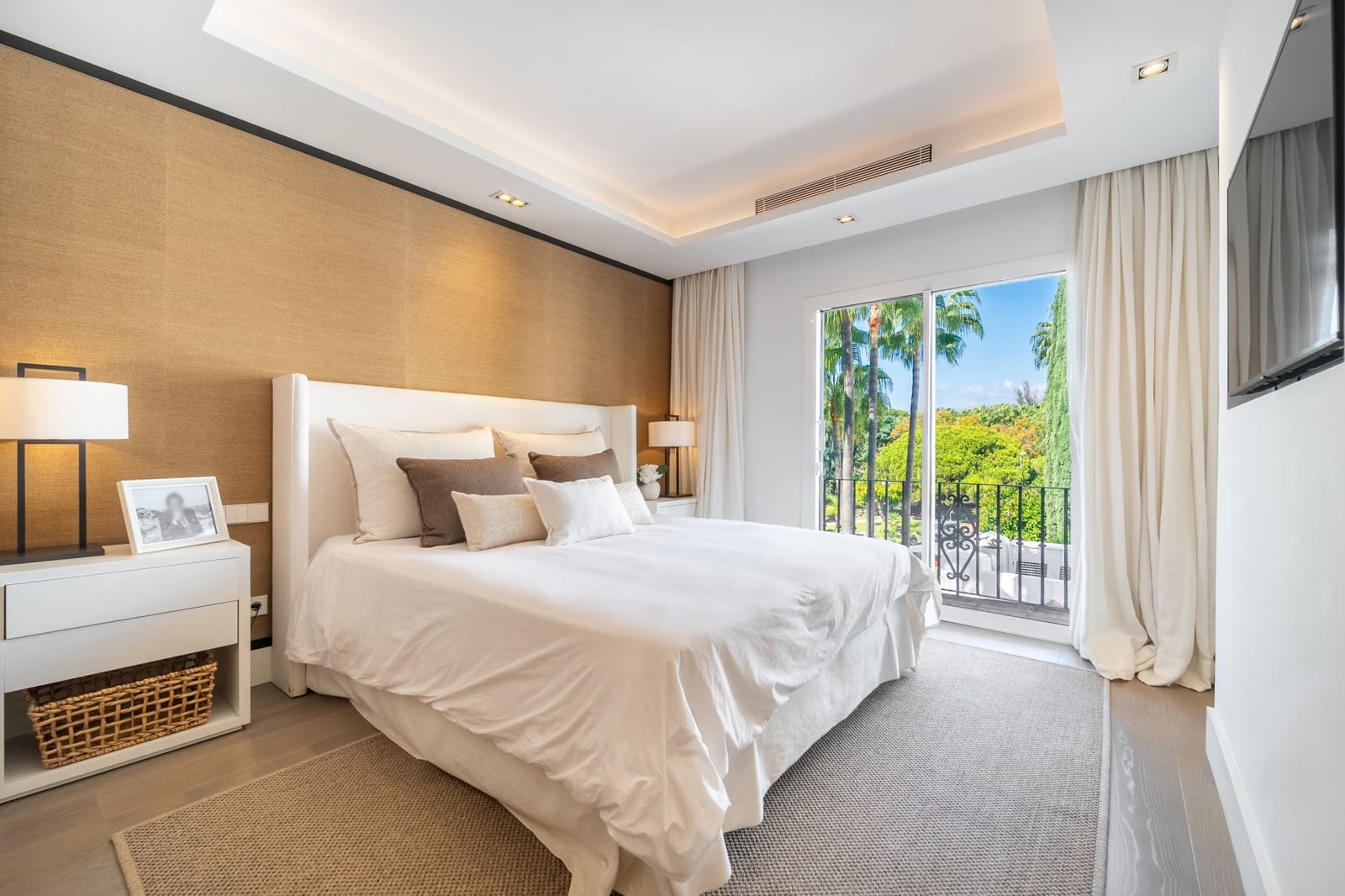 4 bedroom Penthouse for sale in Marbella with pool garage - € 9,500,000 (Ref: 10180404)