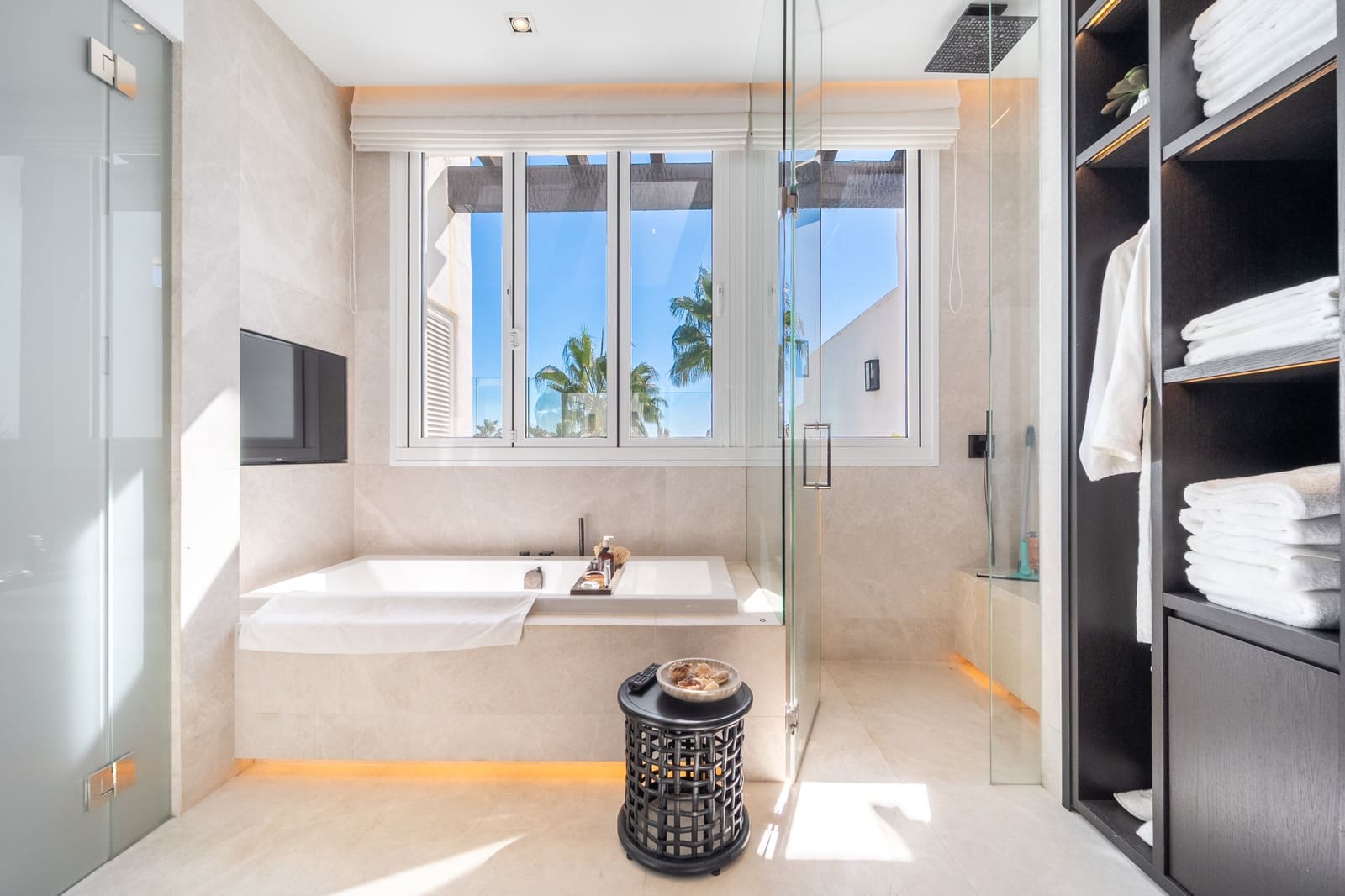 4 bedroom Penthouse for sale in Marbella with pool garage - € 9,500,000 (Ref: 10180404)