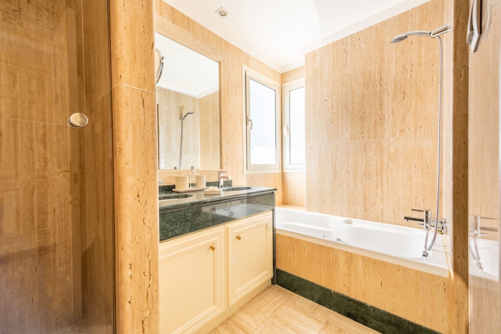 3 soverom Penthouse til salgs i Marbella med svømmebasseng garasje - € 1 250 000 (Ref: 4694004)