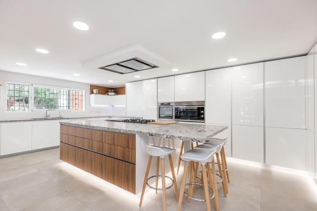 7 Zimmer Villa zu verkaufen in Marbella mit Pool Garage - 2.890.000 € (Ref: 4694162)