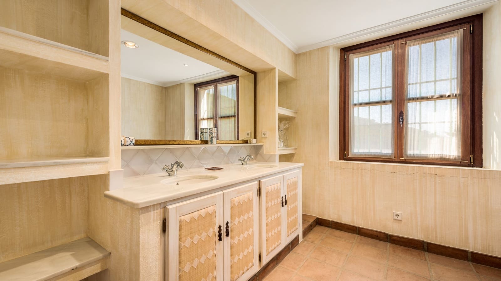 10 quarto Moradia para venda em El Velerin com piscina garagem - 7 500 000 € (Ref: 4694251)