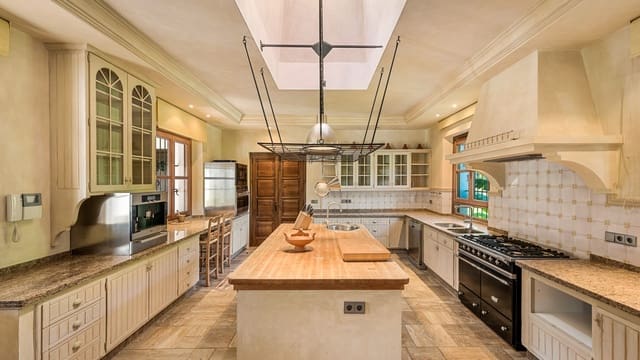 10 sypialnia Willa na sprzedaż w El Velerín, Estepona z basenem garażem - 10 000 000 € (Ref: 4694251)
