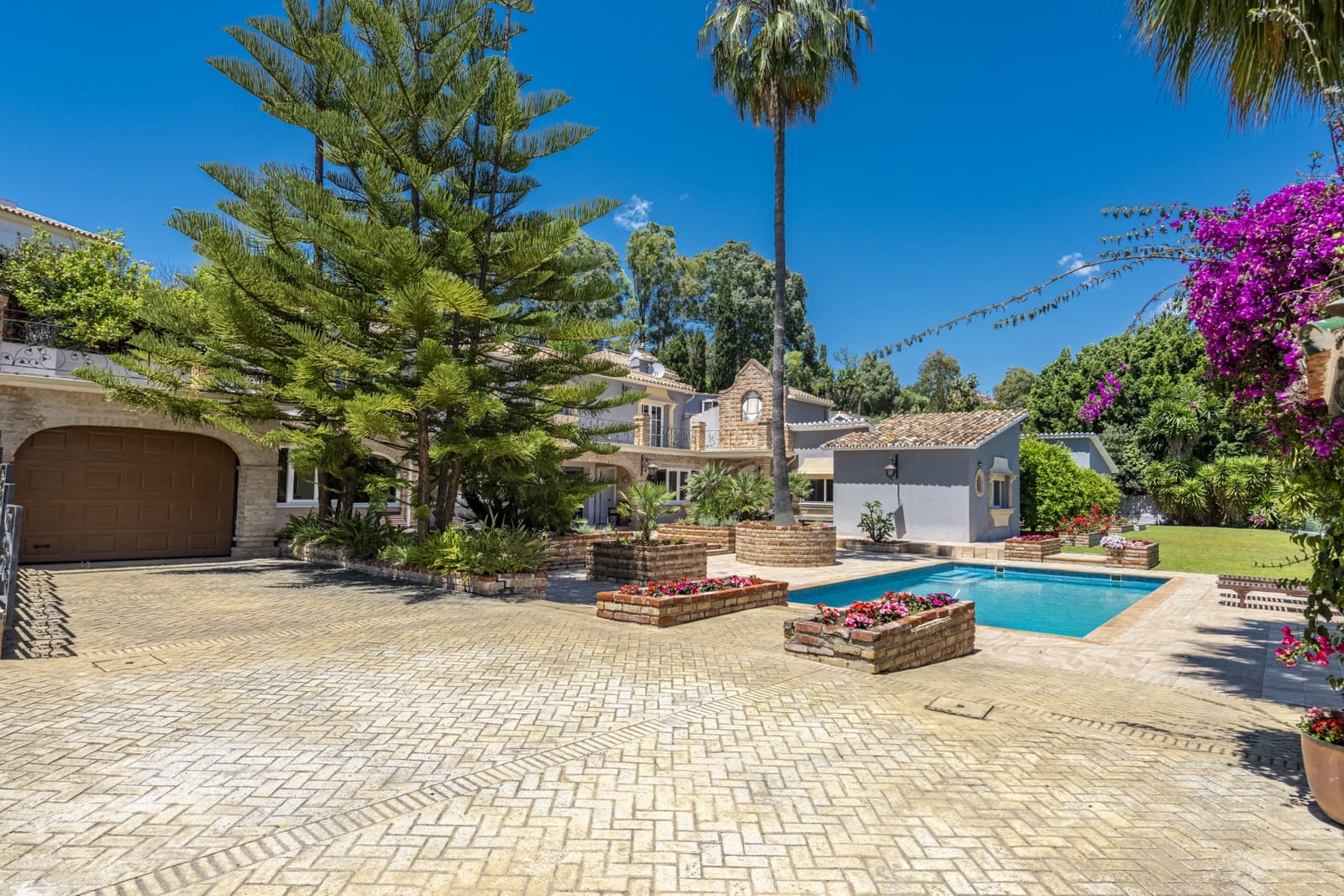 5 bedroom Villa for sale in Benahavis with pool garage - € 1,900,000 (Ref: 4694469)