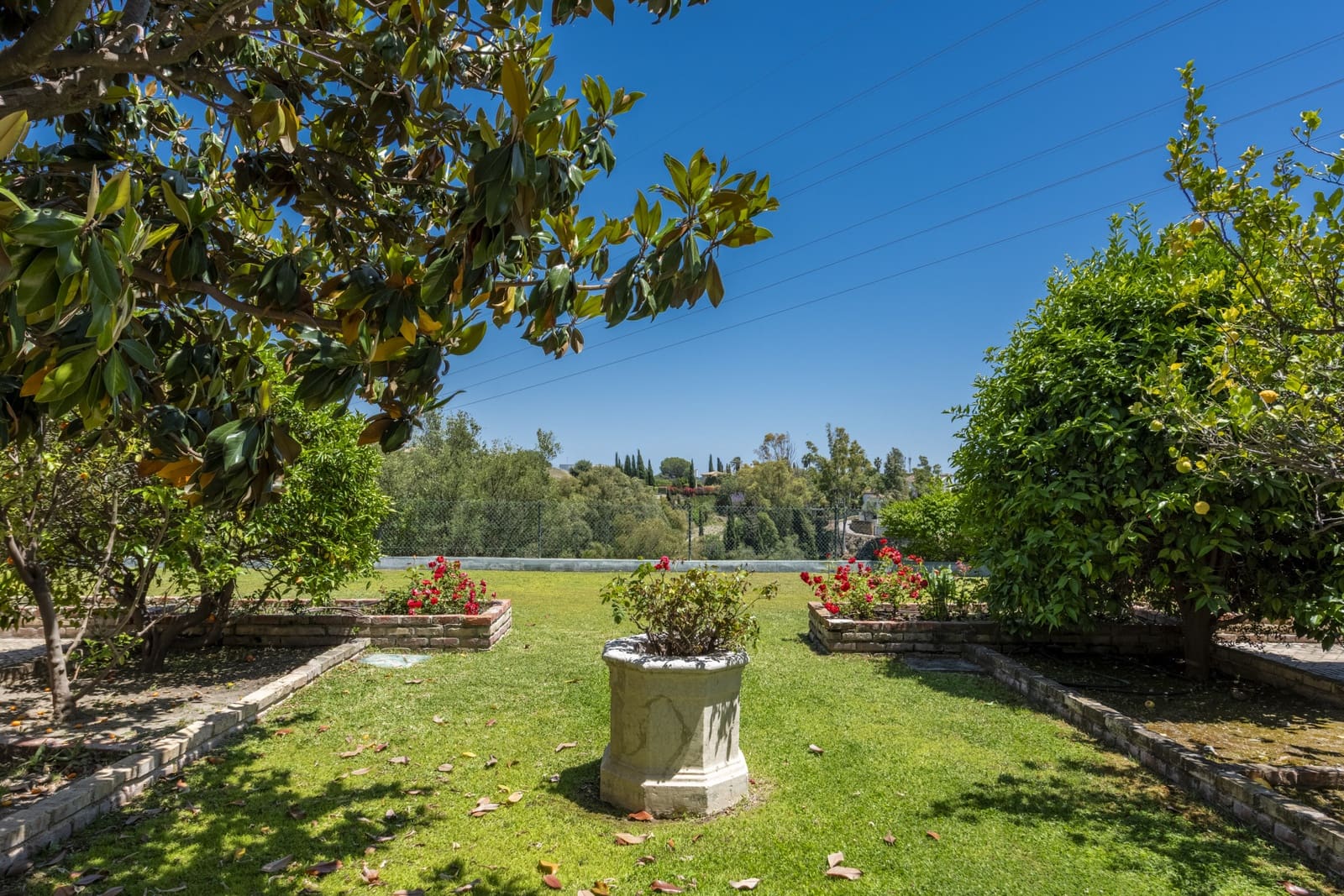 5 bedroom Villa for sale in Benahavis with pool garage - € 1,900,000 (Ref: 4694469)