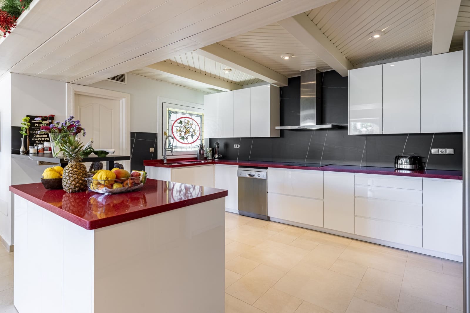 5 bedroom Villa for sale in Benahavis with pool garage - € 1,900,000 (Ref: 4694469)