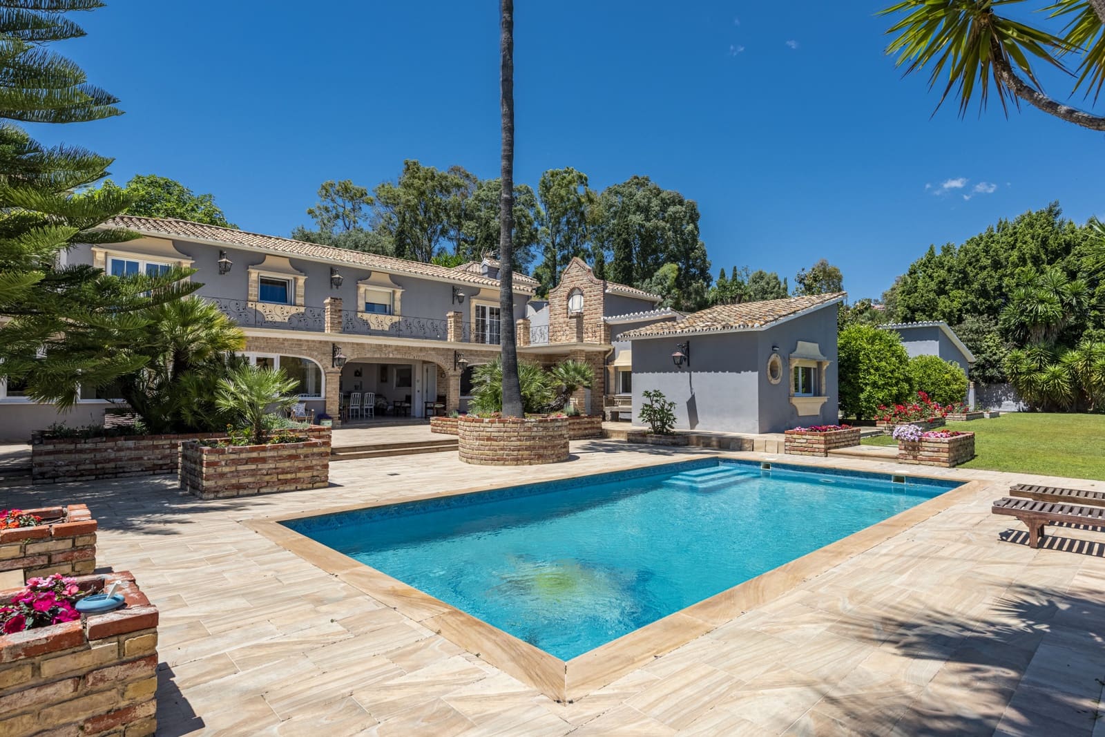 5 bedroom Villa for sale in Benahavis with pool garage - € 1,900,000 (Ref: 4694469)