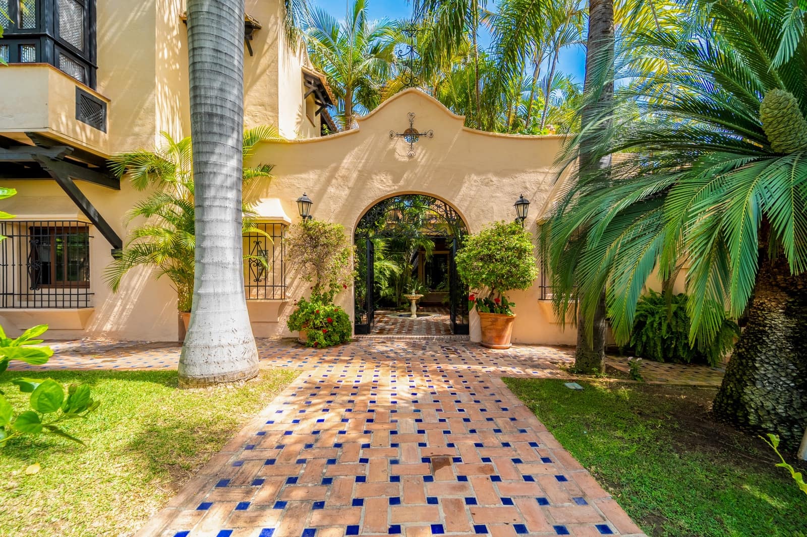 8 soverom Villa til salgs i Marbella med svømmebasseng garasje - € 6 700 000 (Ref: 4694704)