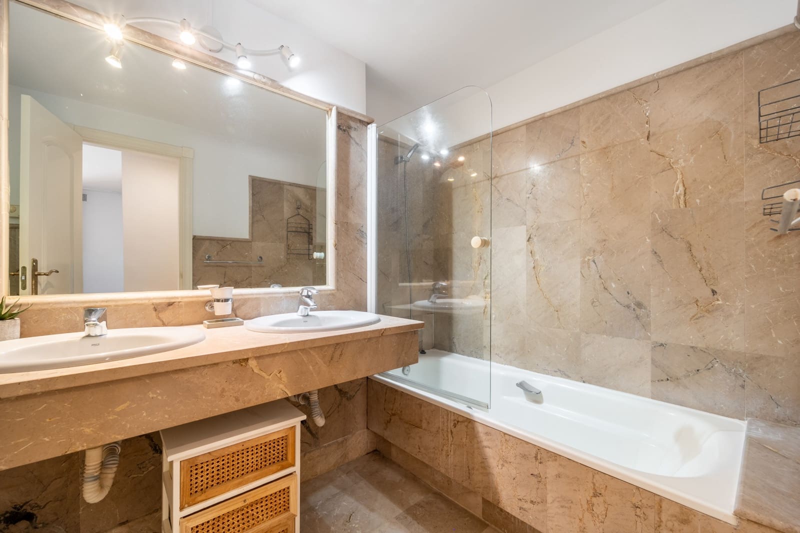 Apartamento de 3 habitaciones en Marbella en venta con piscina garaje - 900.000 € (Ref: 4694772)