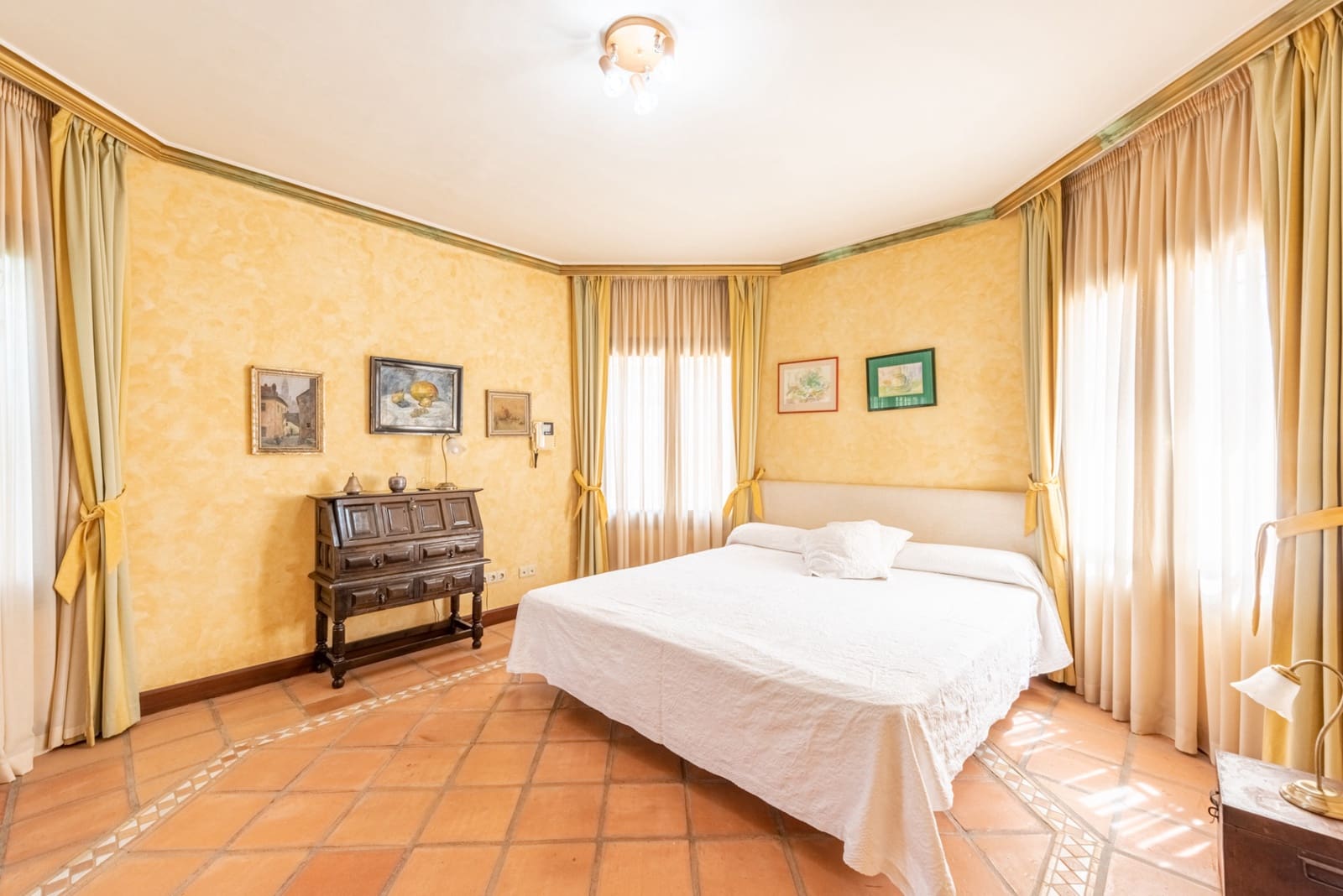 6 bedroom Villa for sale in Nueva Andalucia with pool garage - € 3,500,000 (Ref: 4729740)