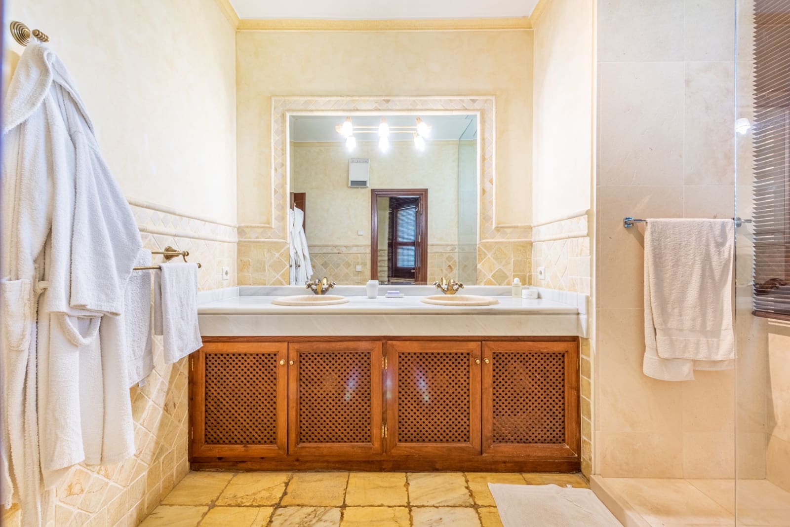 6 bedroom Villa for sale in Nueva Andalucia with pool garage - € 3,500,000 (Ref: 4729740)