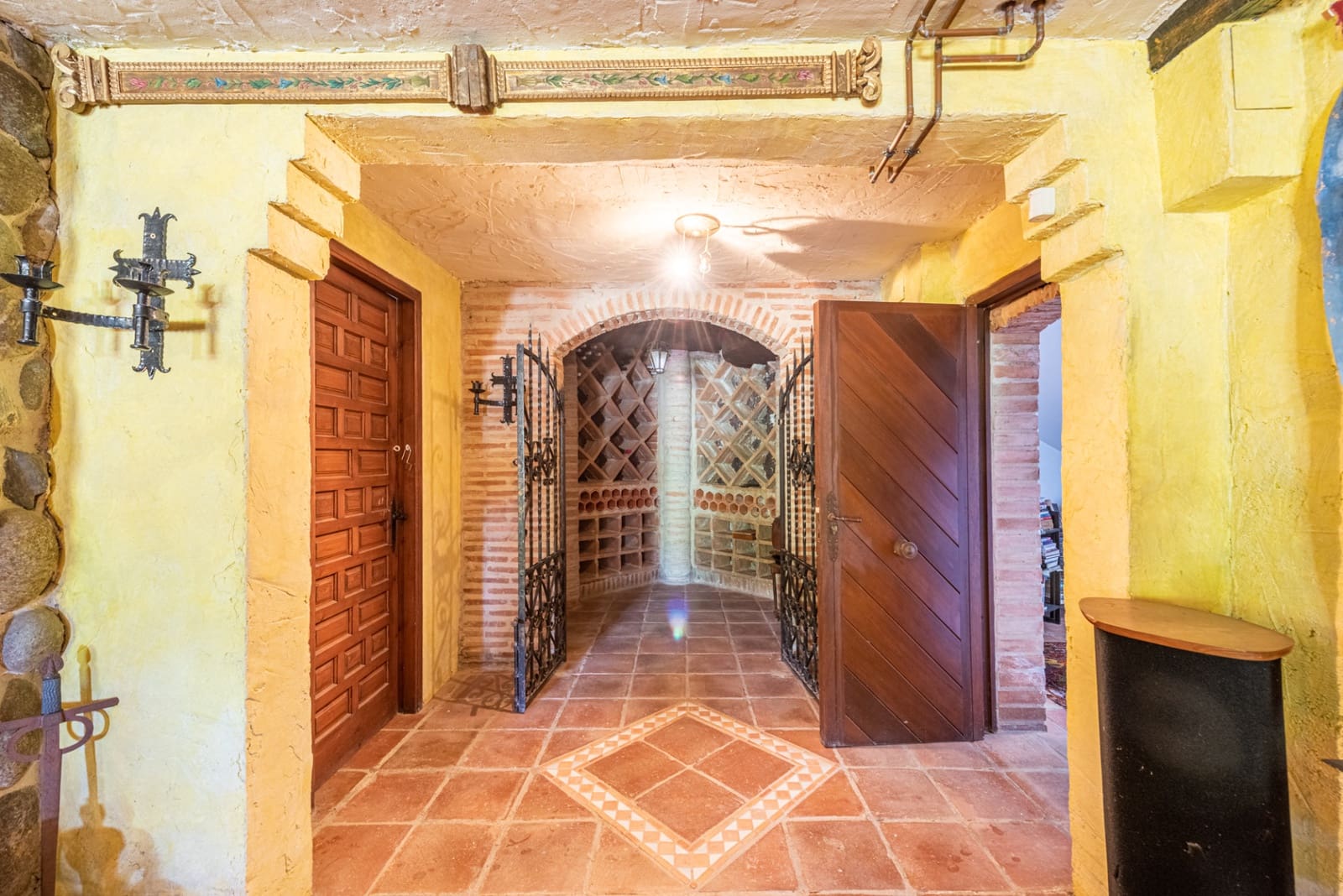 6 bedroom Villa for sale in Nueva Andalucia with pool garage - € 3,500,000 (Ref: 4729740)