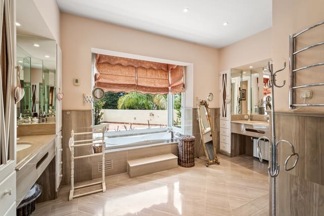 6 sypialnia Willa na sprzedaż w Guadalmina Baja, Marbella z basenem garażem - 4 200 000 € (Ref: 4801187)