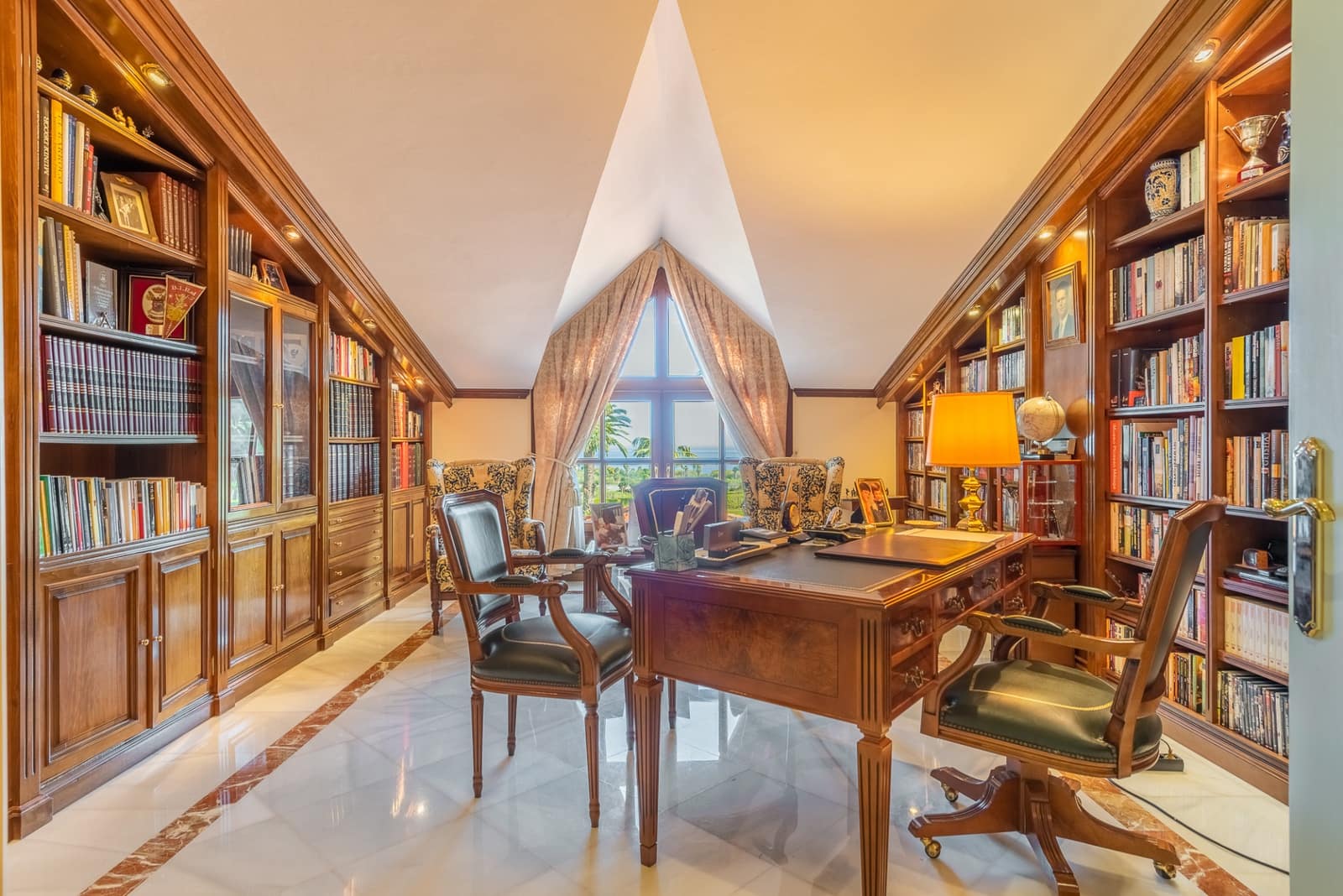 5 slaapkamer Villa te koop in Estepona met zwembad garage - € 4.200.000 (Ref: 5972831)