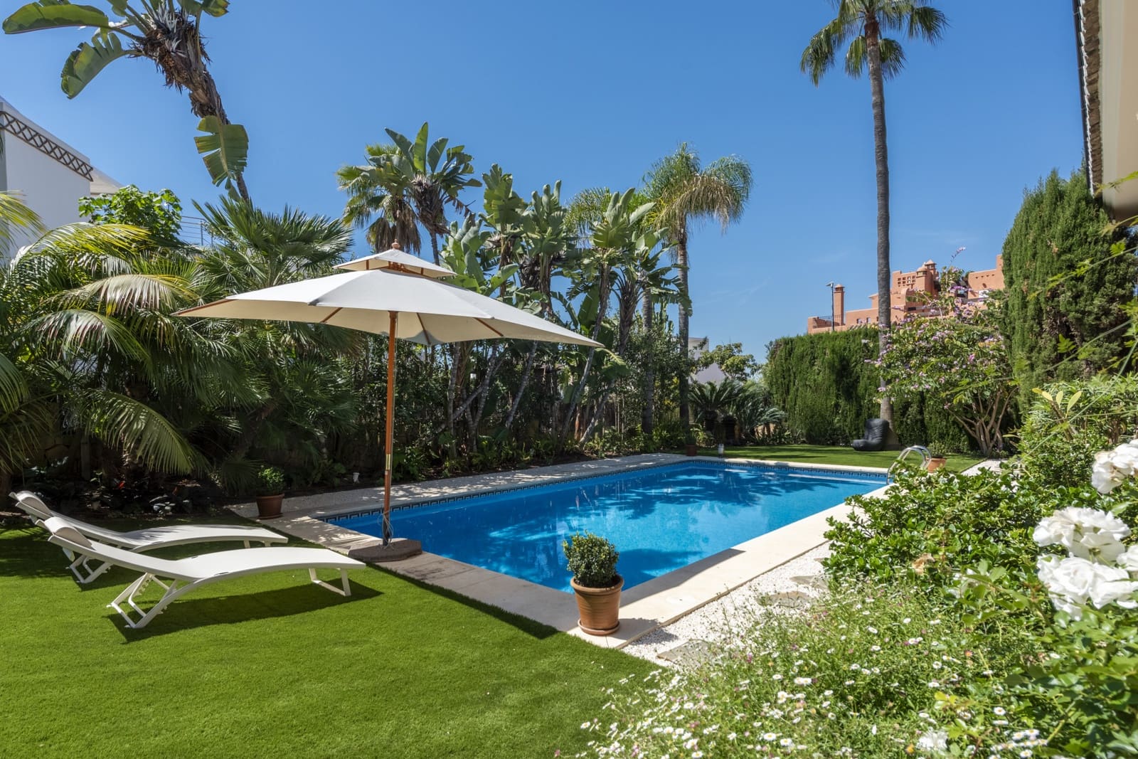 5 soverom Villa til salgs i Marbella med svømmebasseng garasje - € 18 000 (Ref: 6069188)