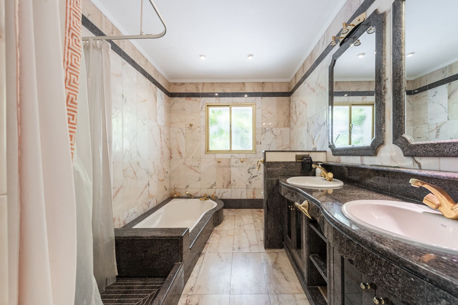 4 quarto Moradia para arrendar em Marbella com piscina garagem - 7 800 € (Ref: 6069252)