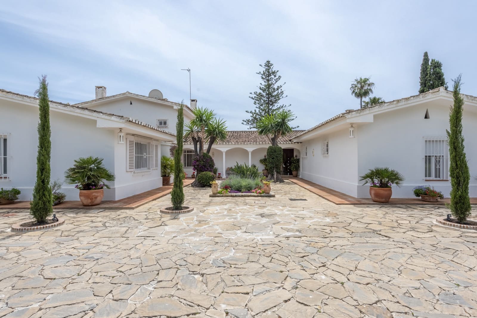 5 bedroom Villa for holiday rental in Guadalmina with pool garage - € 15,000 (Ref: 6069294)