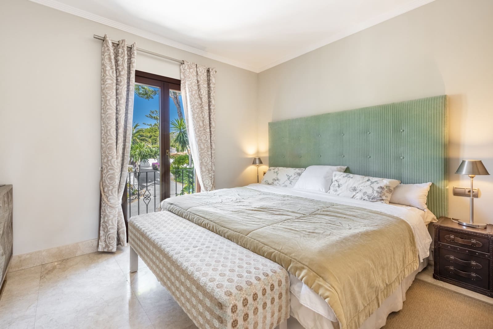 1 bedroom Penthouse for sale in Marbella with pool garage - € 2,995,000 (Ref: 6722610)