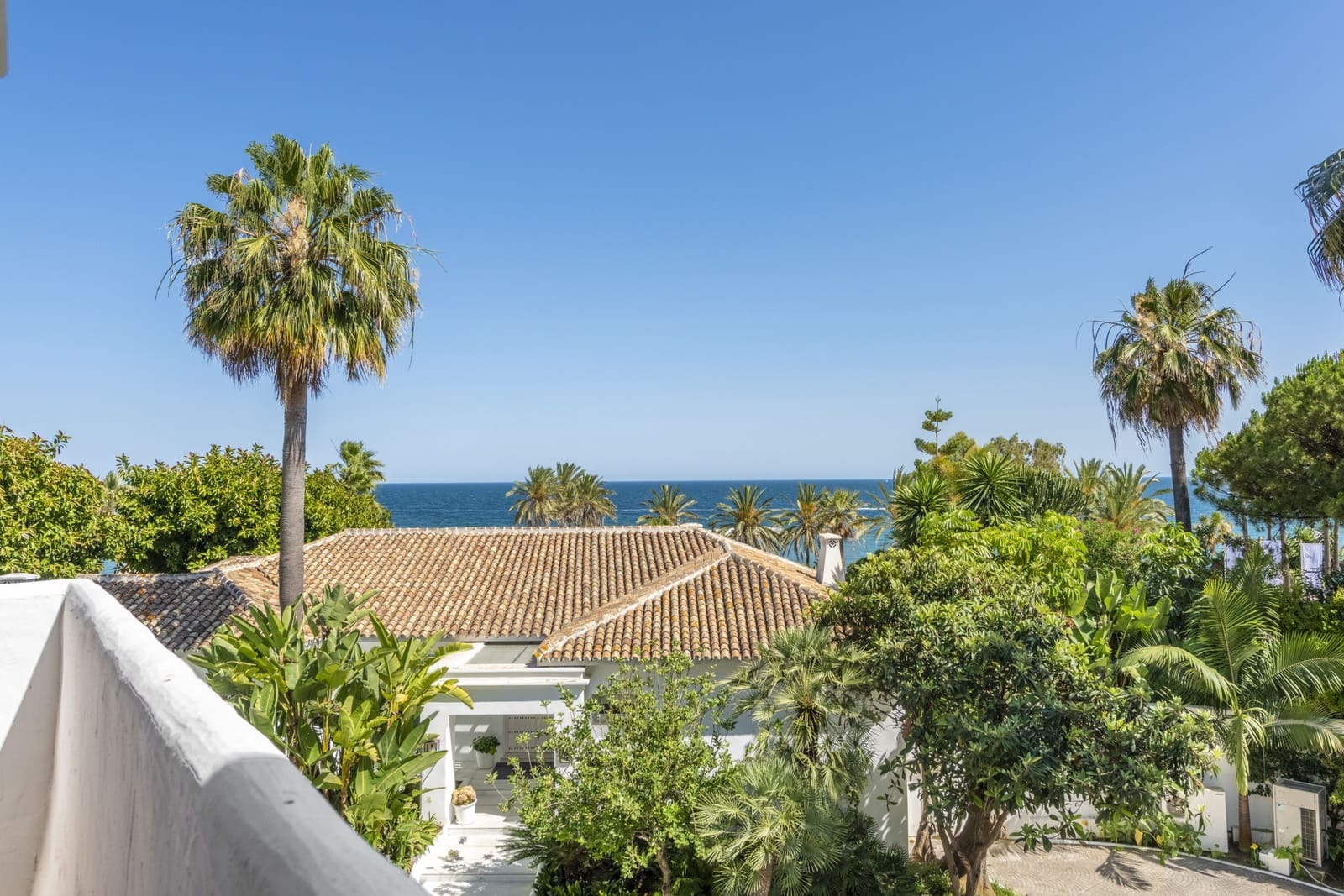 1 bedroom Penthouse for sale in Marbella with pool garage - € 2,995,000 (Ref: 6722610)