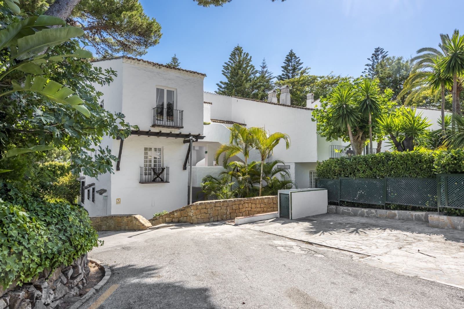 1 bedroom Penthouse for sale in Marbella with pool garage - € 2,995,000 (Ref: 6722610)