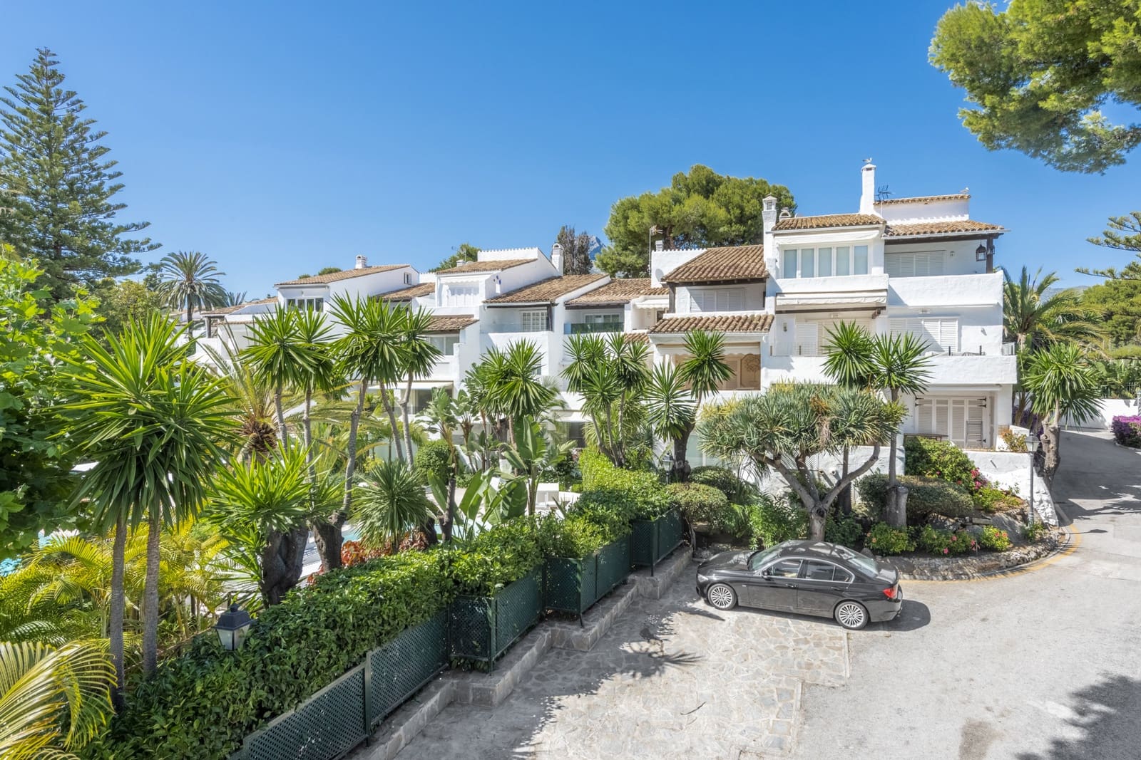 1 bedroom Penthouse for sale in Marbella with pool garage - € 2,995,000 (Ref: 6722610)