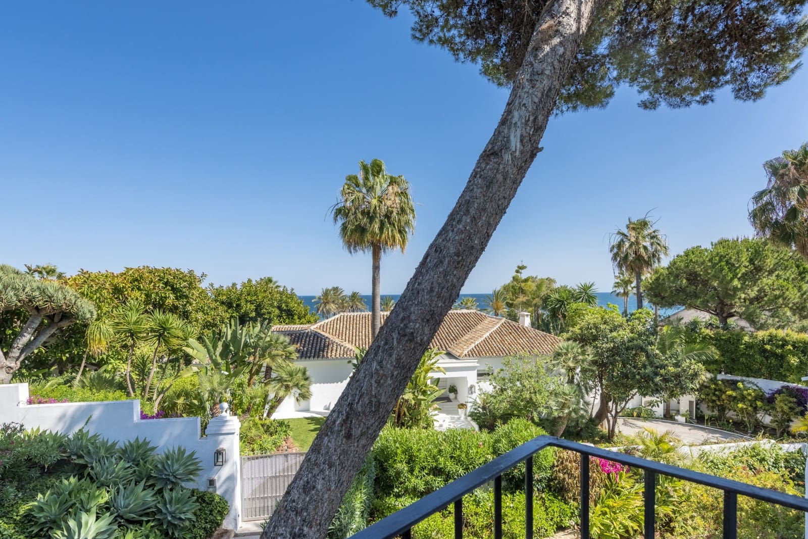 1 bedroom Penthouse for sale in Marbella with pool garage - € 2,995,000 (Ref: 6722610)