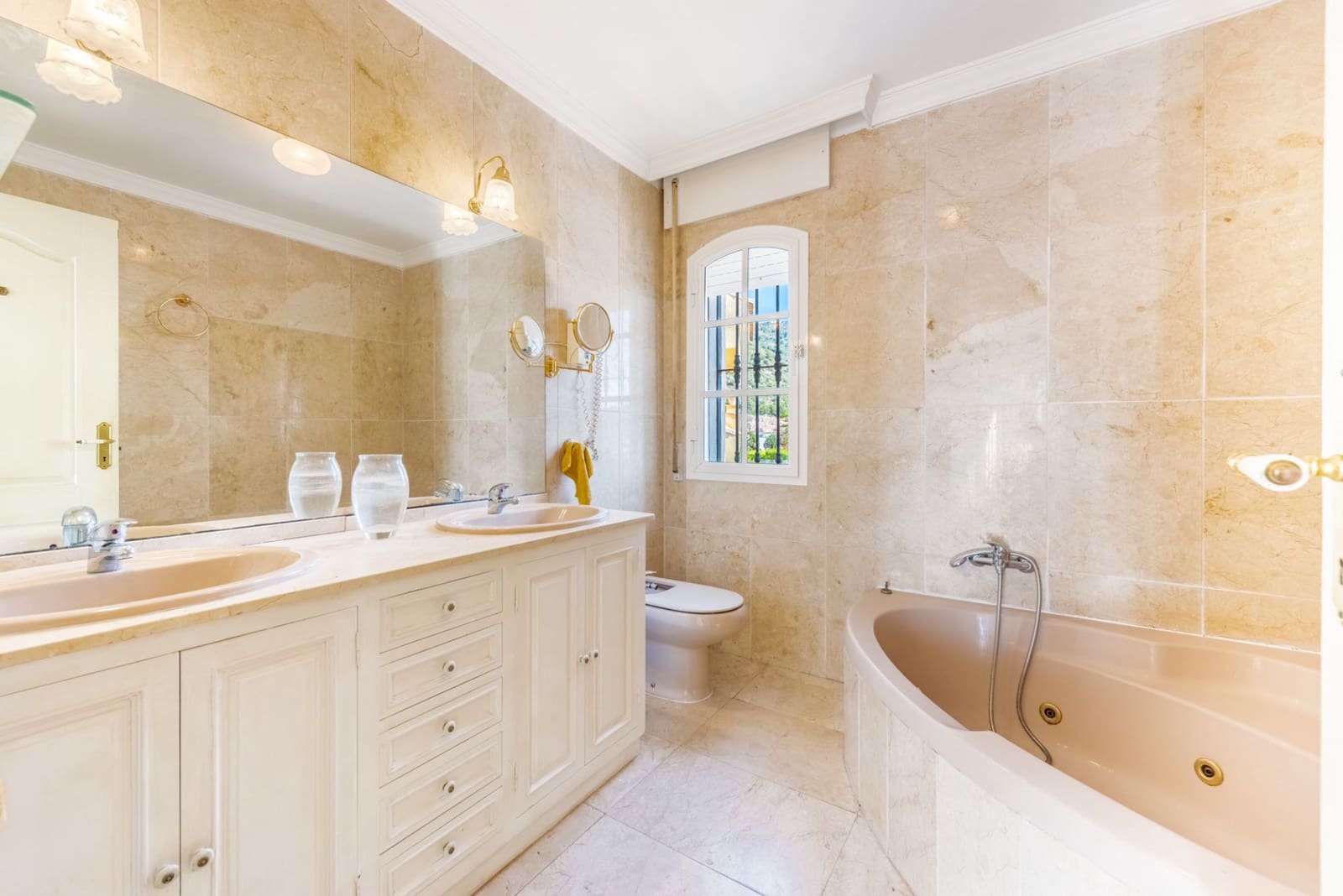 8 bedroom Villa for sale in Marbella with pool garage - € 2,100,000 (Ref: 6843090)