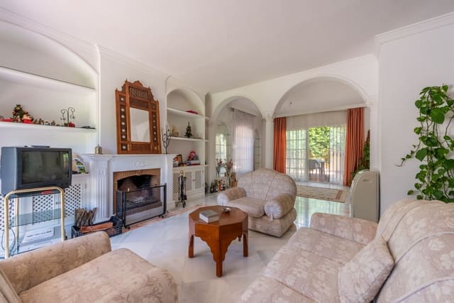 Chalet de 8 habitaciones en Marbella en venta con piscina garaje - 2.100.000 € (Ref: 6843090)