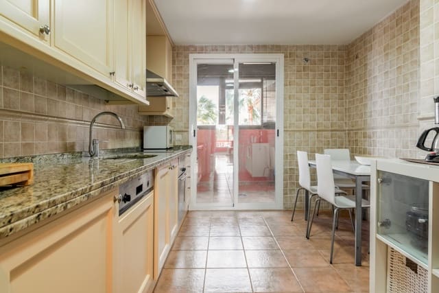   4 soveværelse   ferieLejlighed i Marbella med   swimmingpool  garage  - € 4.000 (Ref: 6917934)