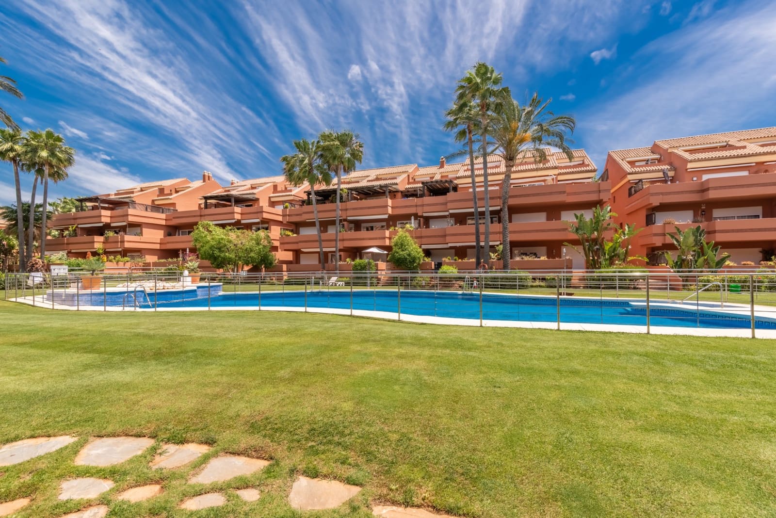  4 soveværelse   ferieLejlighed i Marbella   med   swimmingpool  garage  - € 4.000 (Ref: 6917934)