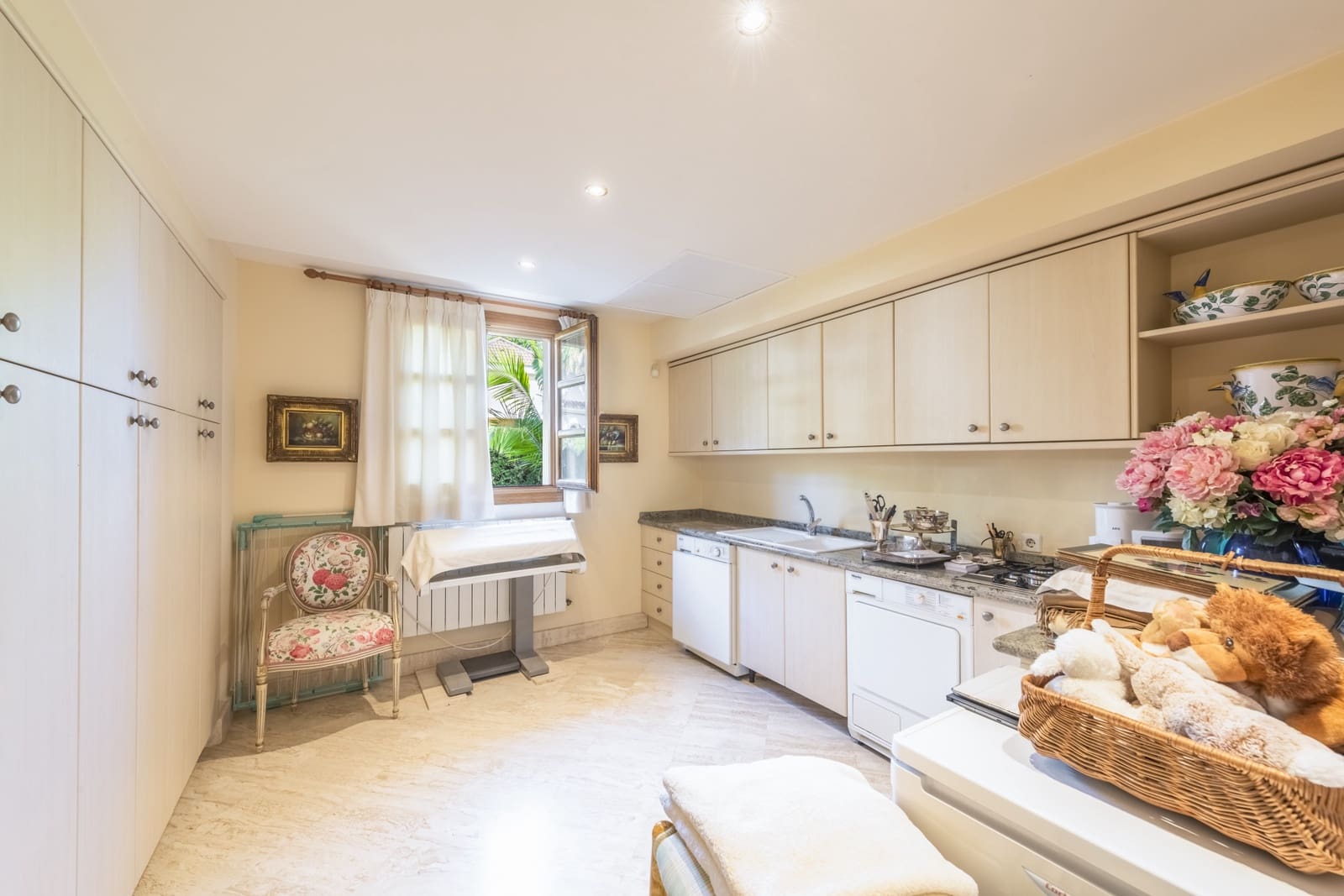 4 bedroom Villa for sale in Marbella with pool garage - € 3,495,000 (Ref: 6962292)