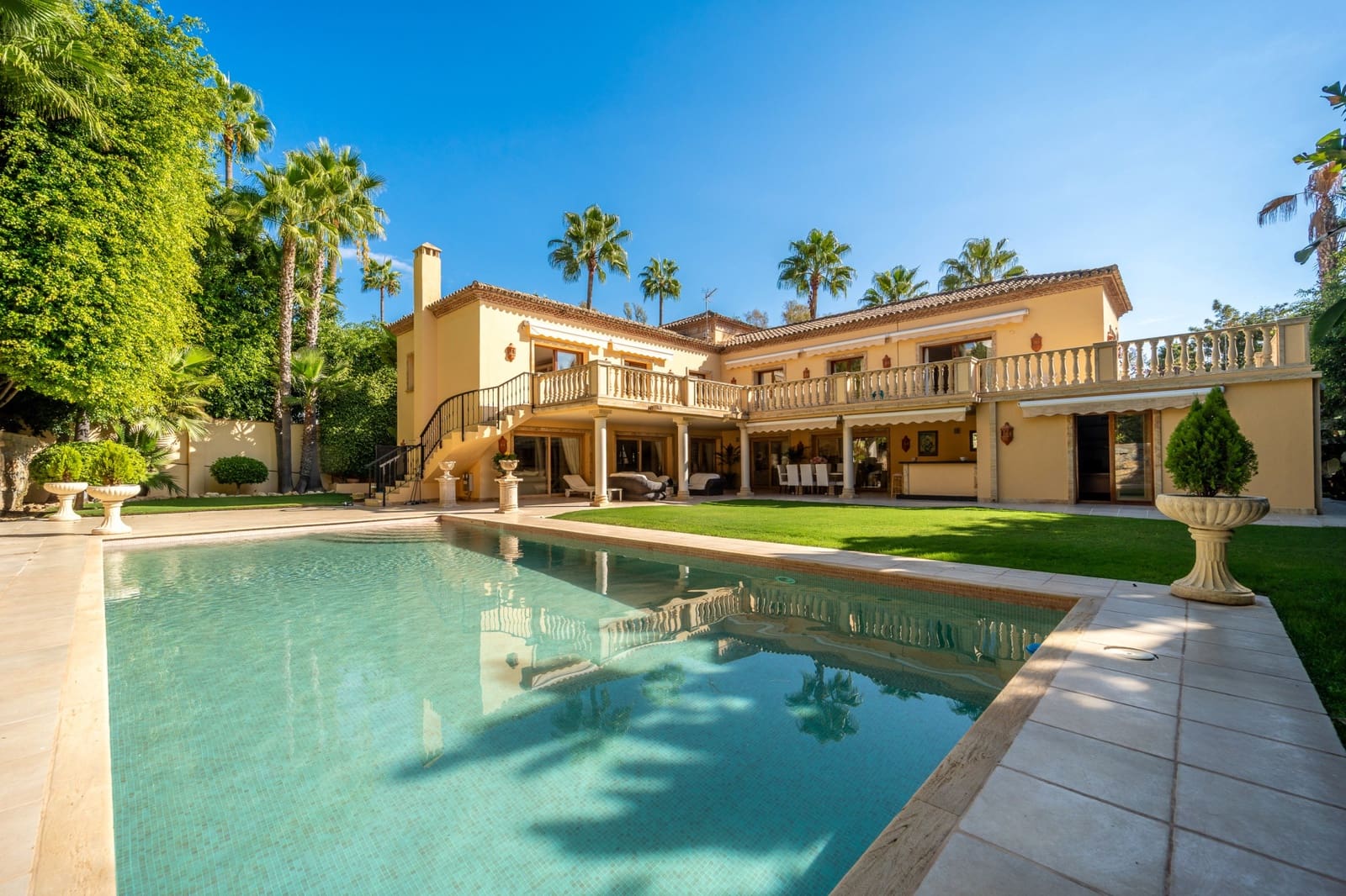 4 bedroom Villa for sale in Marbella with pool garage - € 3,495,000 (Ref: 6962292)