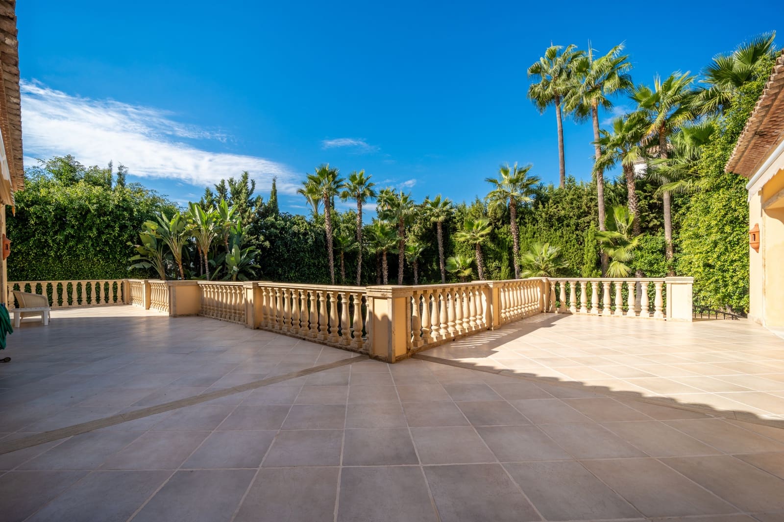 4 bedroom Villa for sale in Marbella with pool garage - € 3,495,000 (Ref: 6962292)