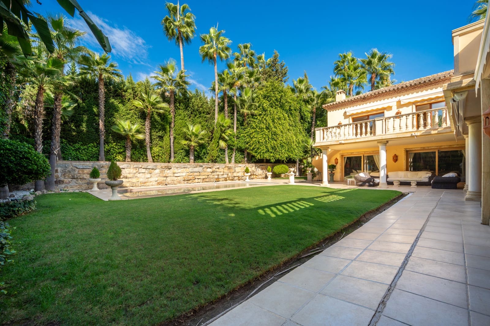 4 bedroom Villa for sale in Marbella with pool garage - € 3,495,000 (Ref: 6962292)