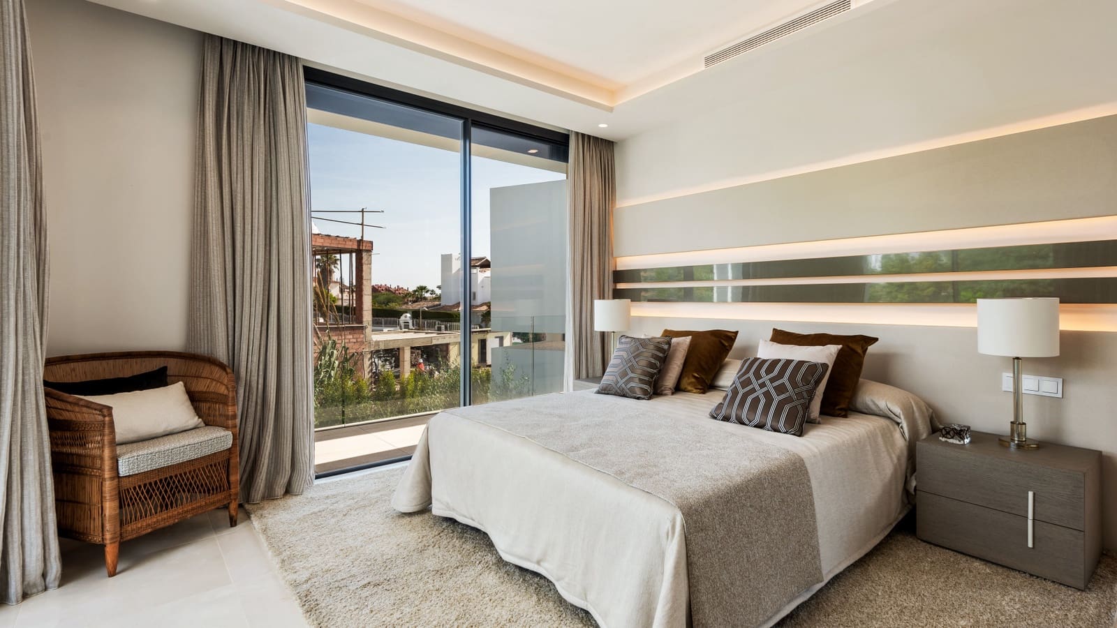 5 bedroom Villa for sale in Marbella with pool garage - € 4,995,000 (Ref: 7200899)