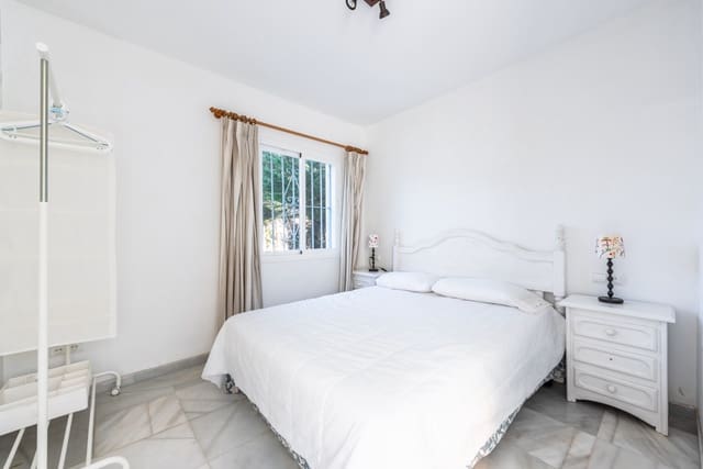 4 sypialnia Willa na sprzedaż w Marbella z basenem garażem - 925 000 € (Ref: 7490866)