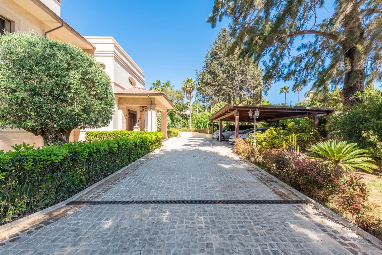 6 bedroom Villa for sale in Guadalmina with pool garage - € 10,800,000 (Ref: 7502333)