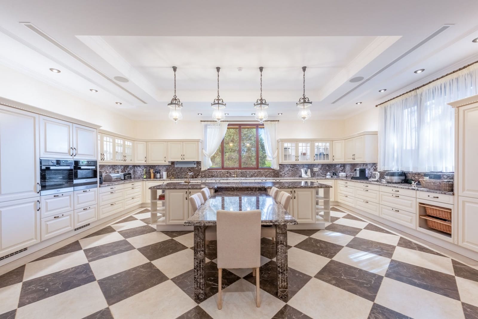 6 bedroom Villa for sale in Guadalmina with pool garage - € 10,800,000 (Ref: 7502333)