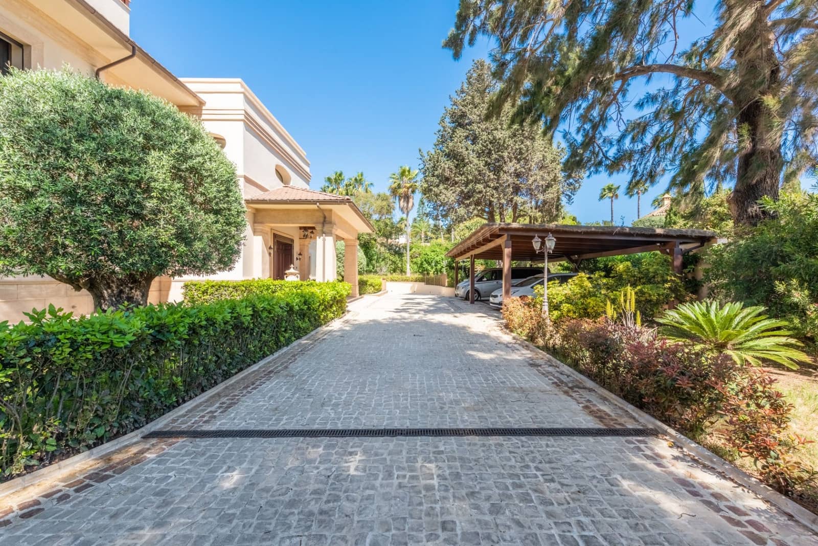6 bedroom Villa for sale in Guadalmina with pool garage - € 10,800,000 (Ref: 7502333)