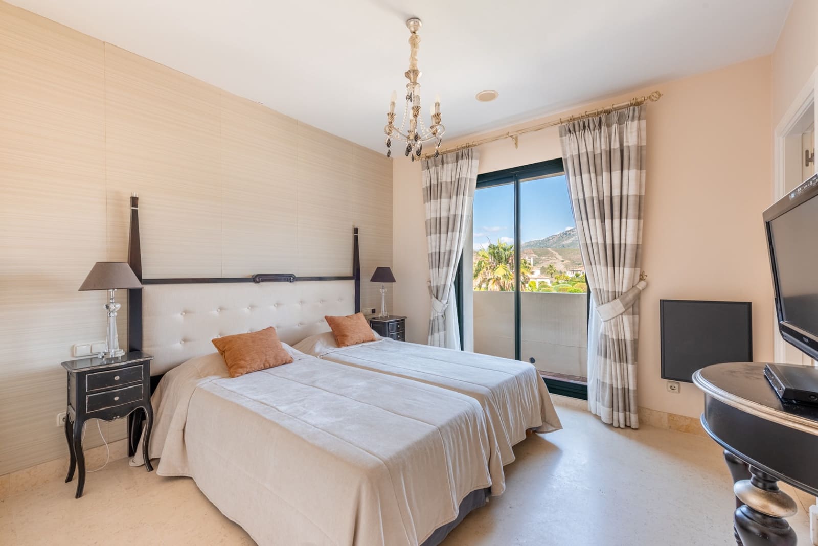 4 chambre Penthouse à vendre à Benahavis avec piscine garage - 1 790 000 € (Ref: 7603261)