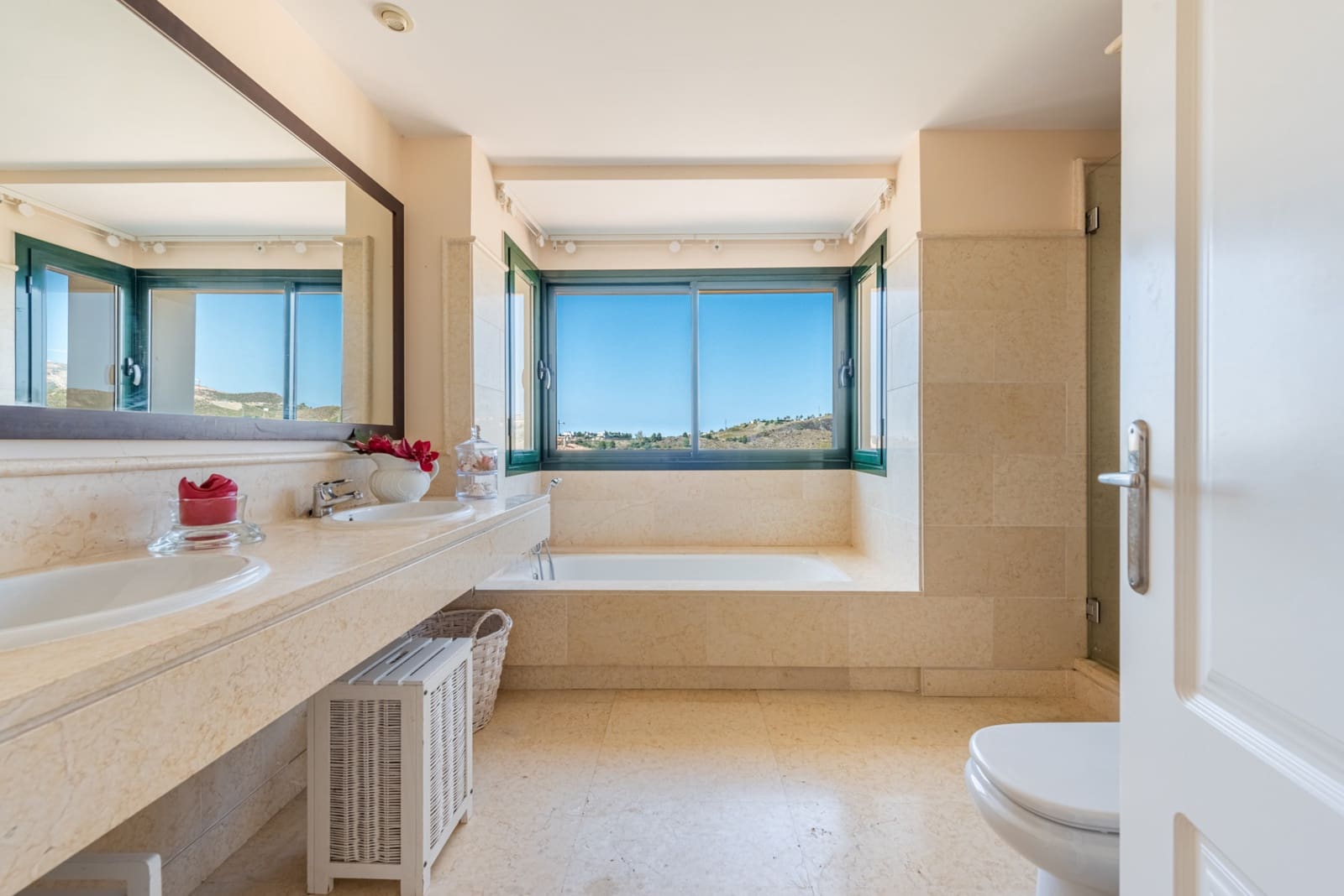 4 chambre Penthouse à vendre à Benahavis avec piscine garage - 1 790 000 € (Ref: 7603261)