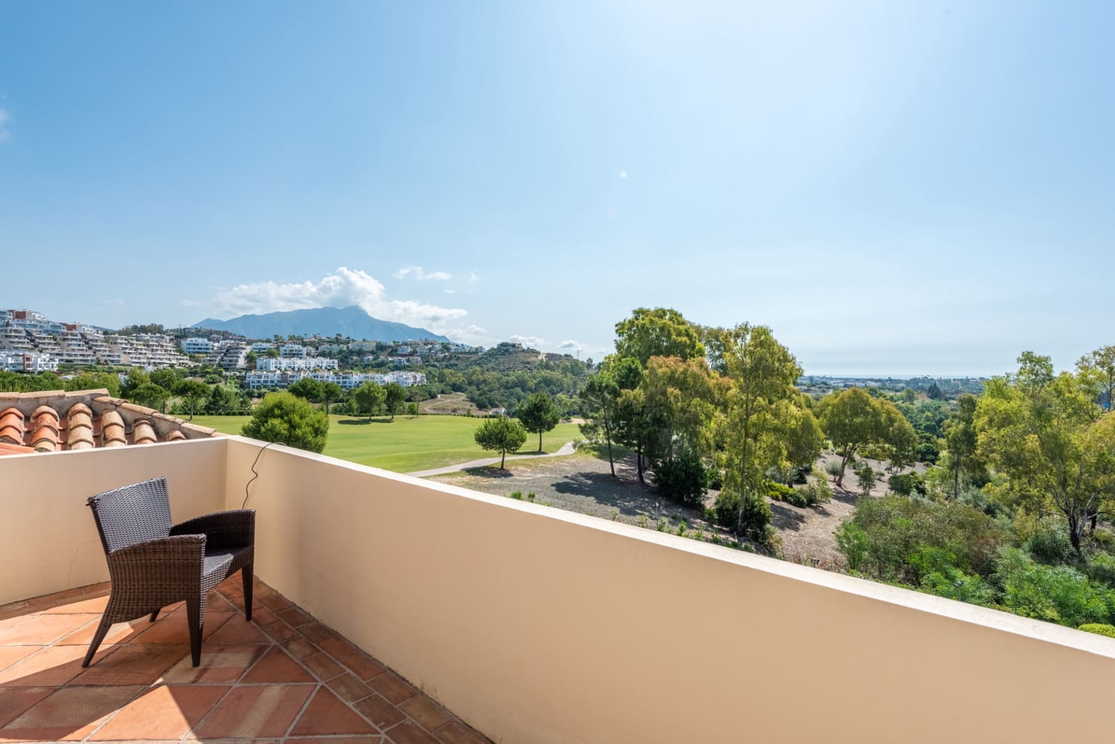 4 chambre Penthouse à vendre à Benahavis avec piscine garage - 1 790 000 € (Ref: 7603261)
