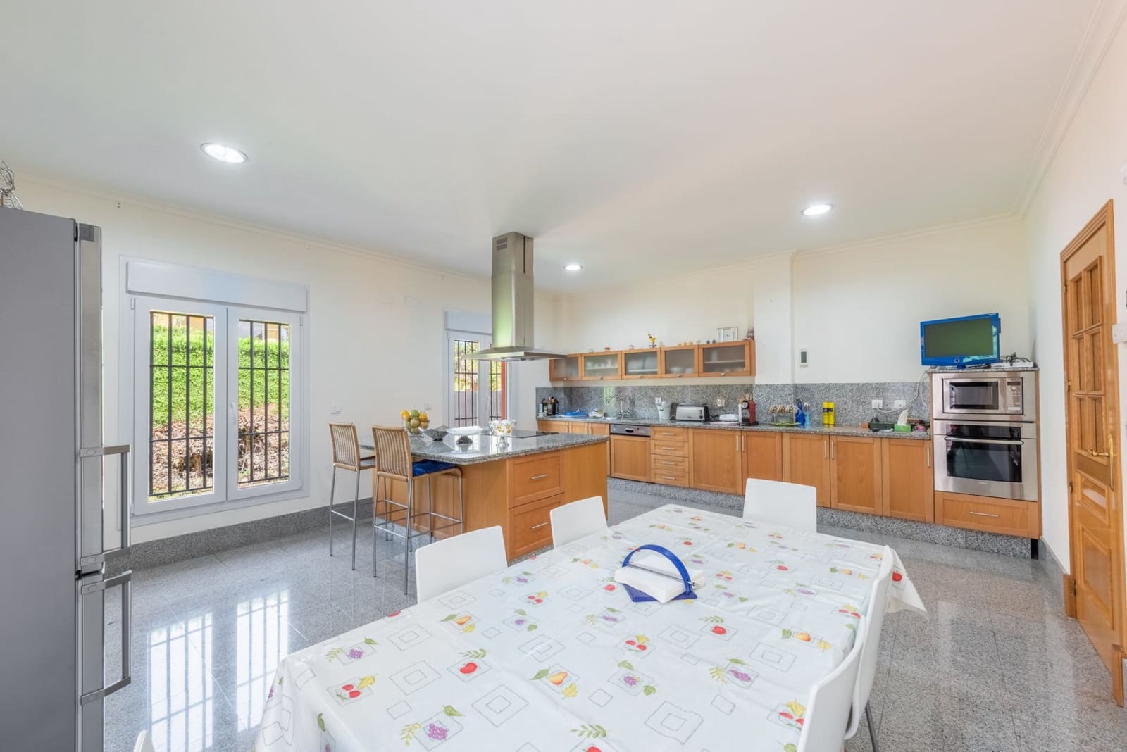 4 bedroom Villa for sale in Marbella with pool garage - € 2,500,000 (Ref: 7621127)